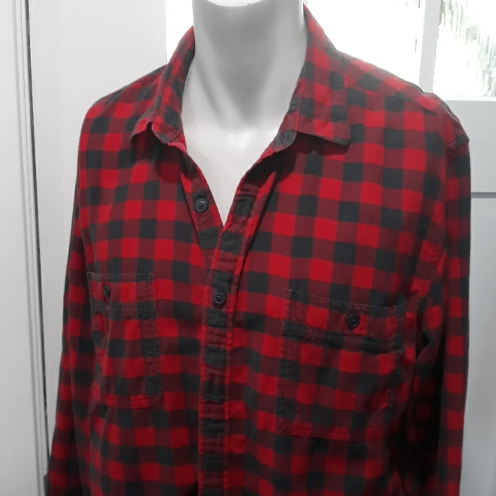 J. Crew mens black and red plaid flannel lumberjack shirt. XL